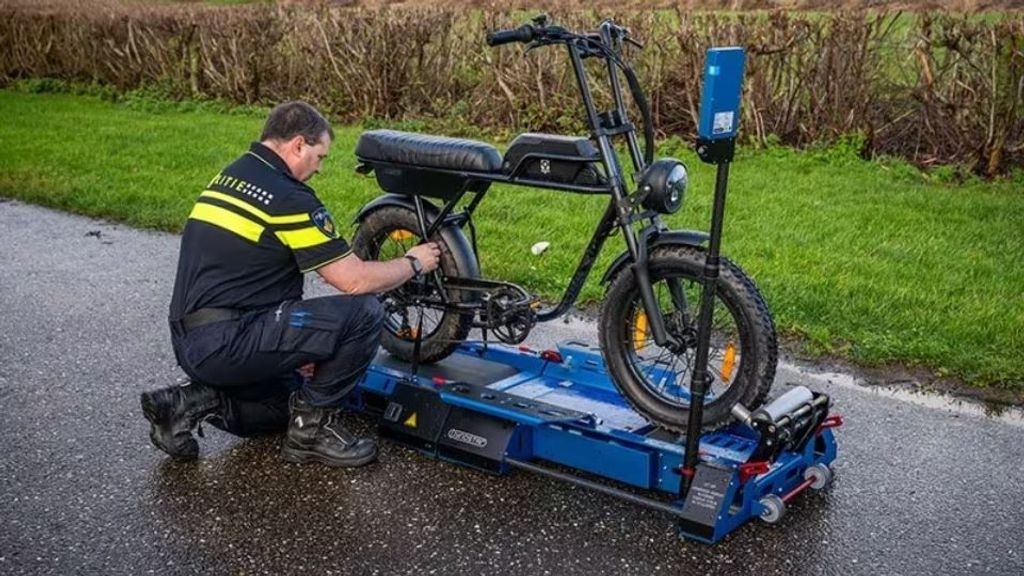 Un Dynostar in funzione: una e-bike sul banco a rulli portatile